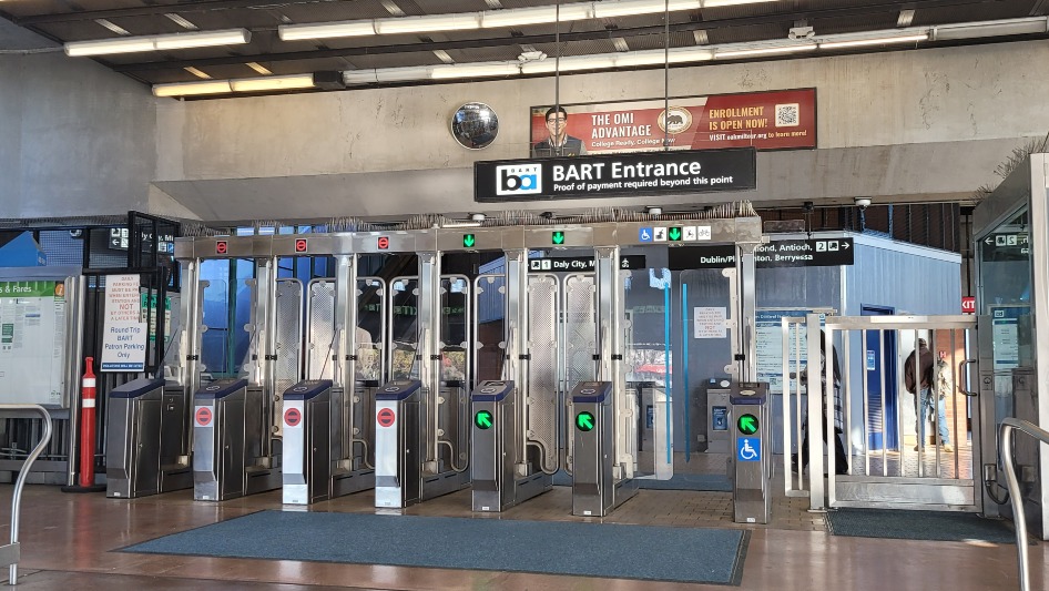 BART의 West Oakland 역사에 설치된 Fare Gate.jpg